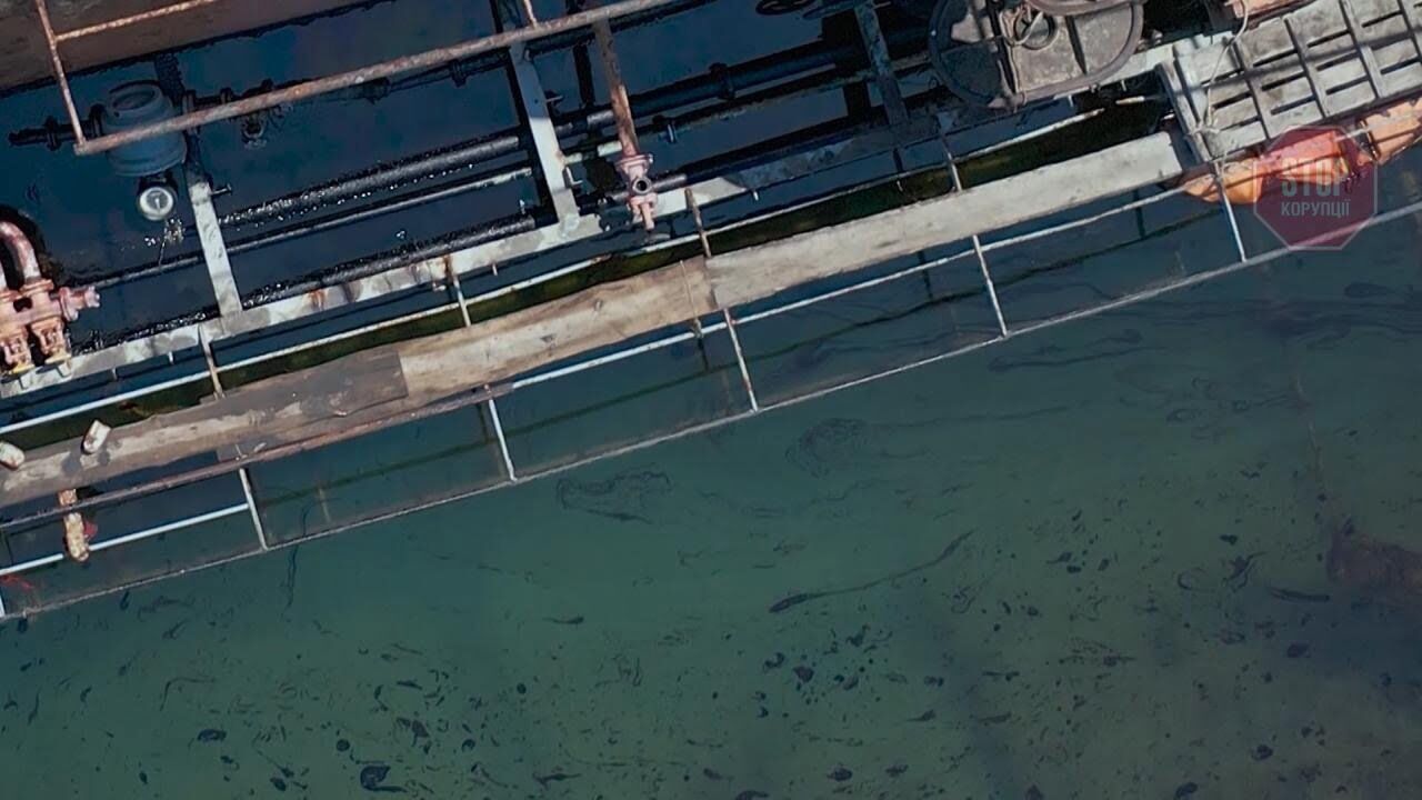  Плями нафти, що витікає із танкера. Фото: «СтопКор»