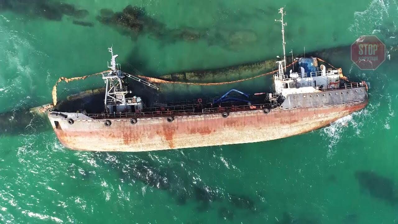  Затонулий танкер з висоти. Фото: «СтопКор»