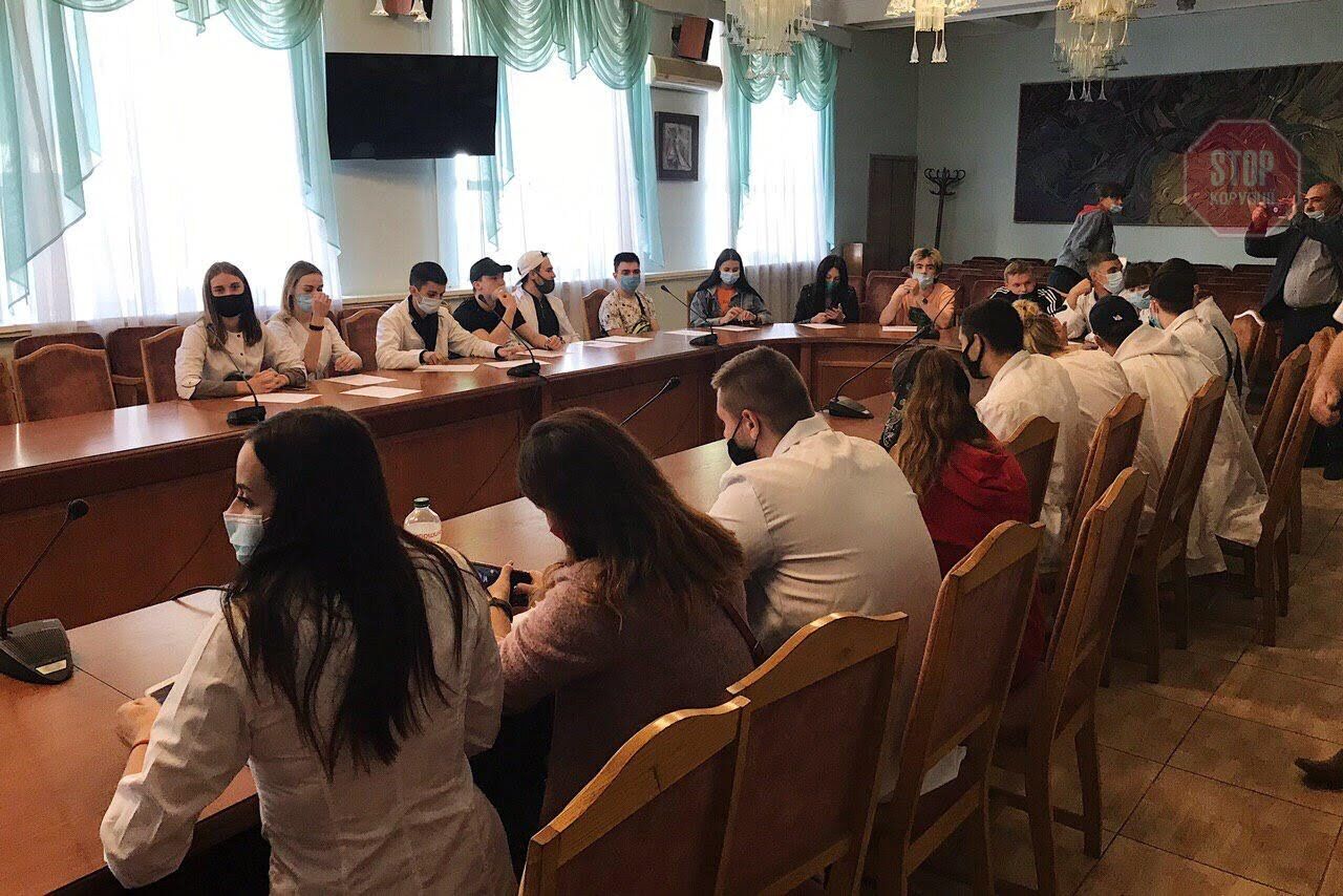  Студенти підписують заяви у Міністерстві освіти і науки України. Фото: СтопКор.