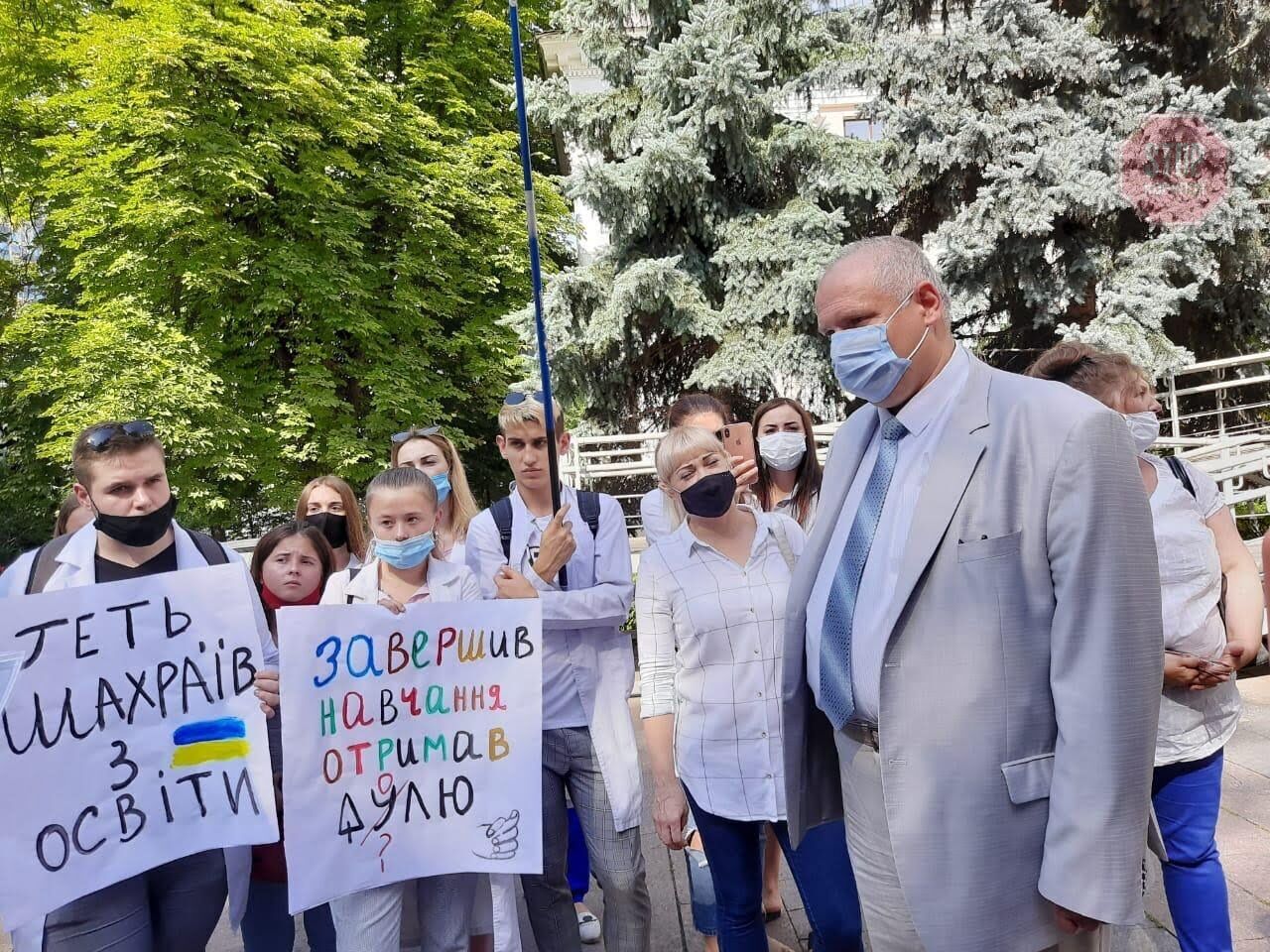  У Міносвіти обіцяють розв'язати питання студентів і перевести їх в інші виші. Фото: СтопКор.
