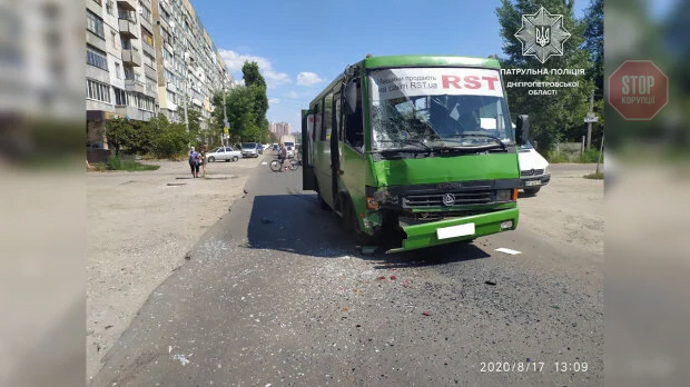 У Дніпрі пасажирський автобус протаранив маршрутку (фото, відео)