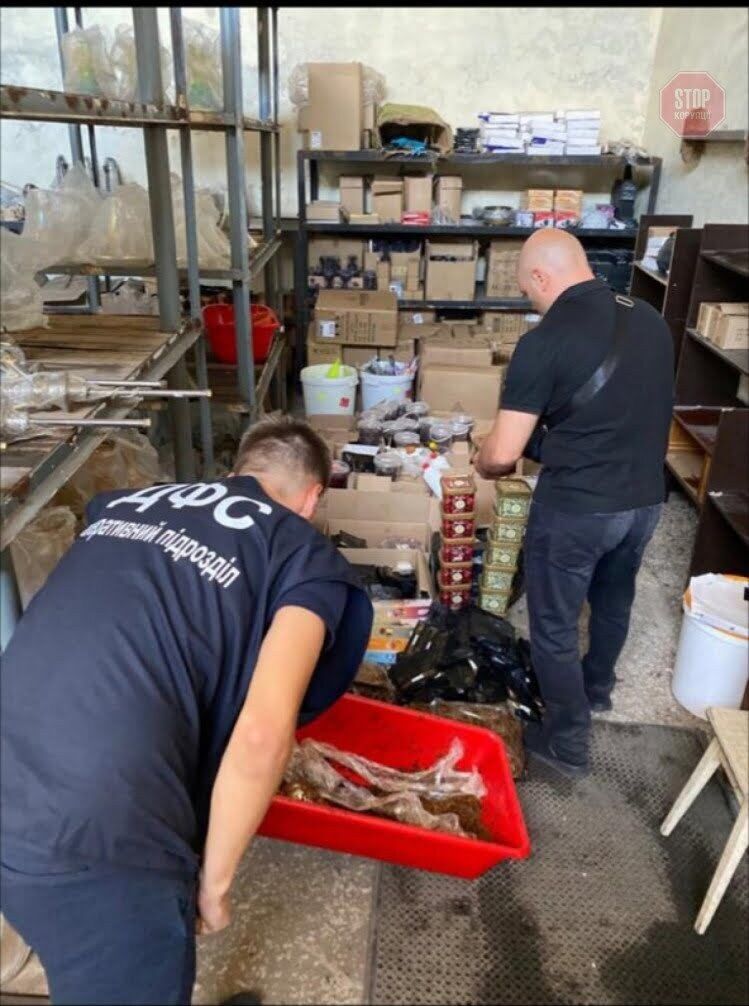 У Запоріжжі незаконно виготовляли кальянний тютюн (фото)