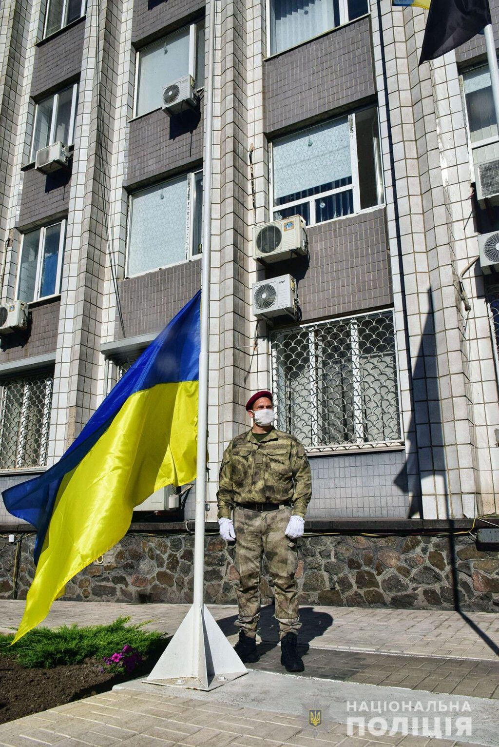 Поліцейські Донеччини урочисто підняли Державний прапор України