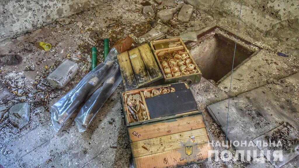 На Донеччині правоохоронці вилучили схрон боєприпасів: результат відпрацювання прифронтових населених пунктів