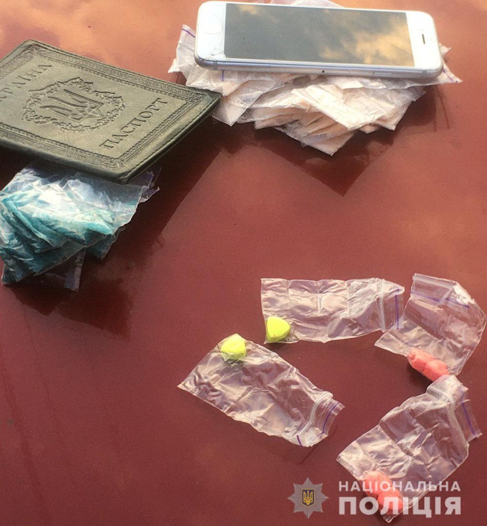 В Маріуполі бійці роти поліції особливого призначення встановили закладника наркотиків (ВІДЕО)