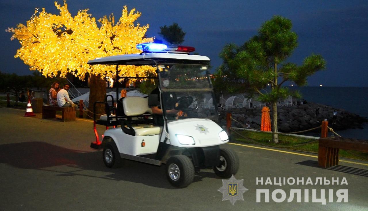 Літній сезон у розпалі. Поліцейські продовжують дбати про безпеку відпочиваючих на курортах Одещини