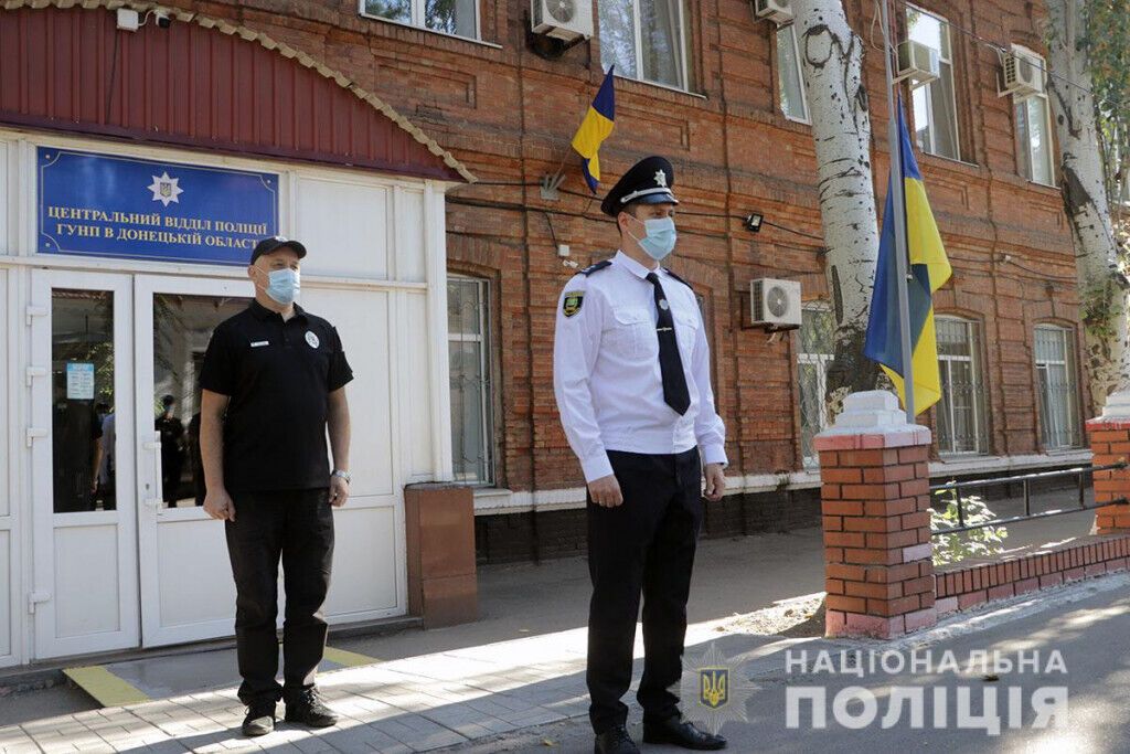 Поліцейські Донеччини урочисто підняли Державний прапор України