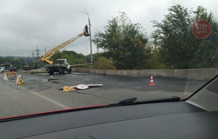 Під Дніпром обвалилася дорога при заїзді на міст (фото)