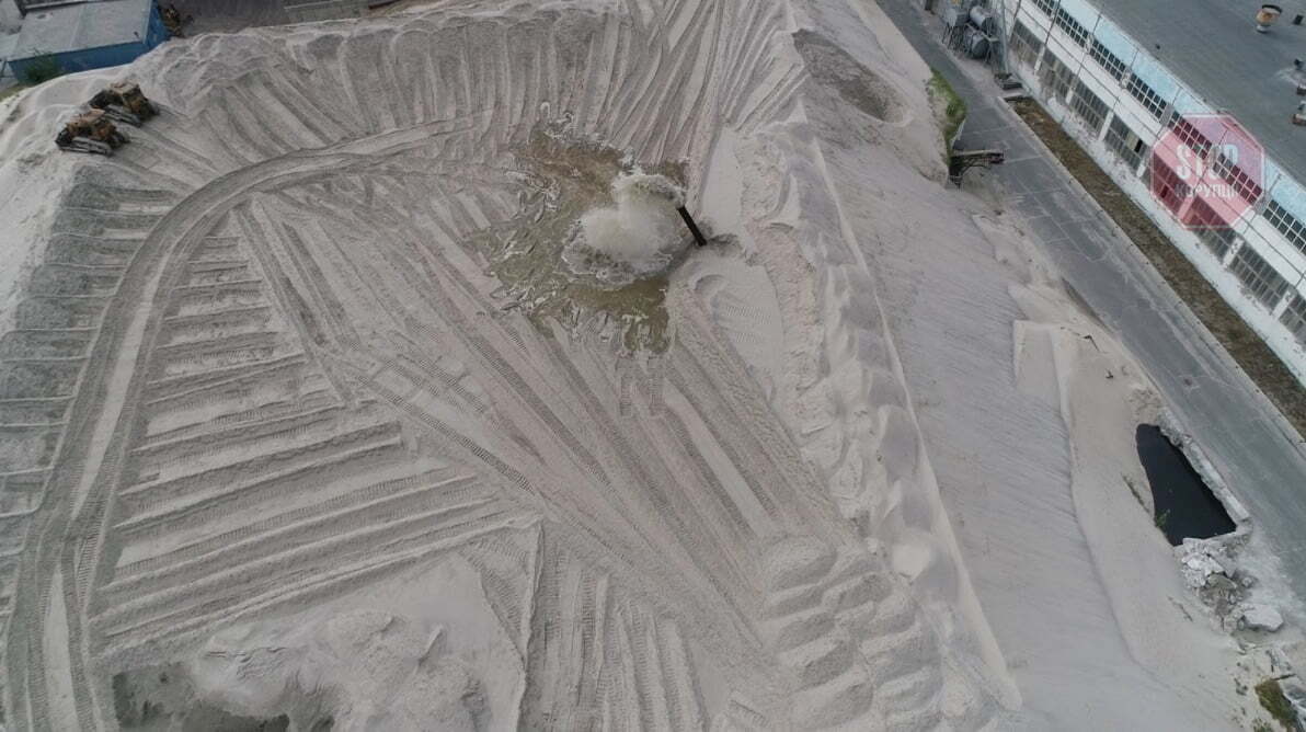  Склад з піском біля заводу ім. Ковальської. Фото: “СтопКор”