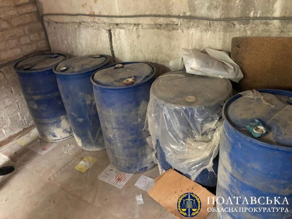 На Полтавщині припинено діяльність підпільного цеху – вилучено понад 800 літрів незаконно виготовленого алкоголю (ФОТО)
