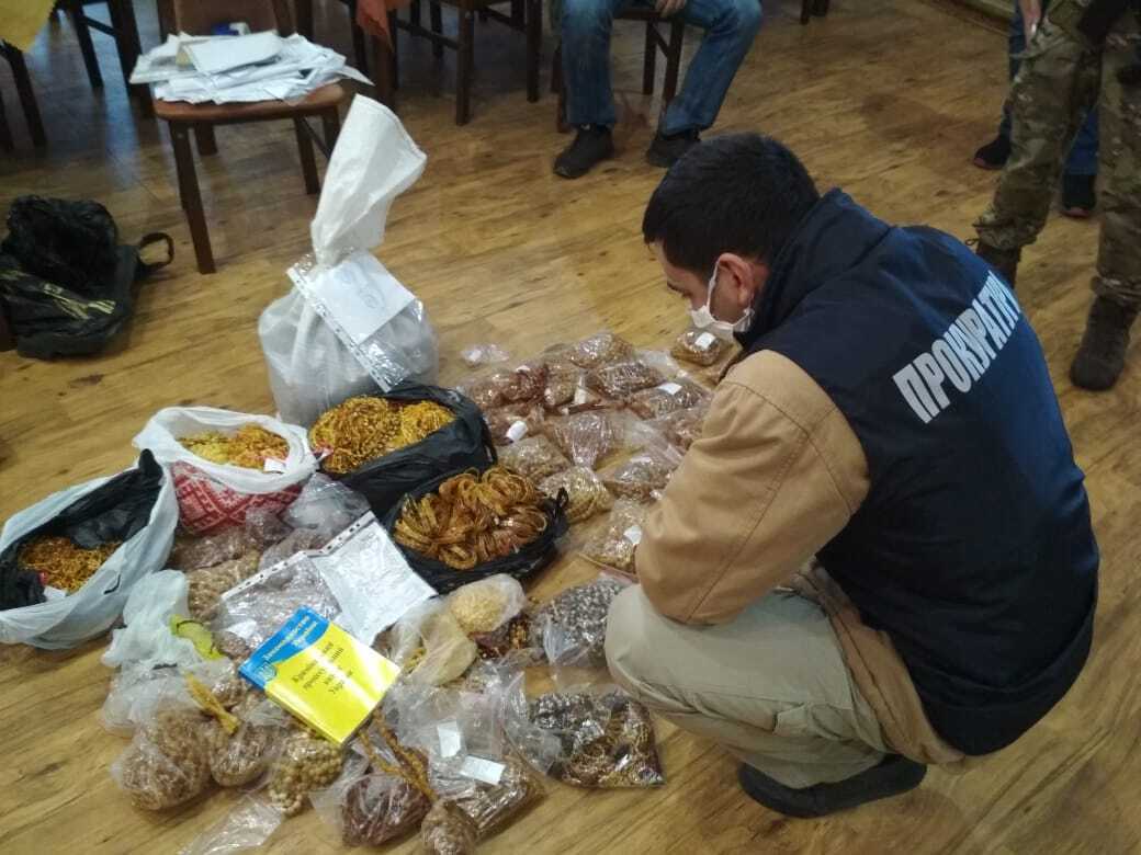 Перекрито канал збуту бурштину до Туреччини - правоохоронці Рівненщини вилучили 800 кг каміння
