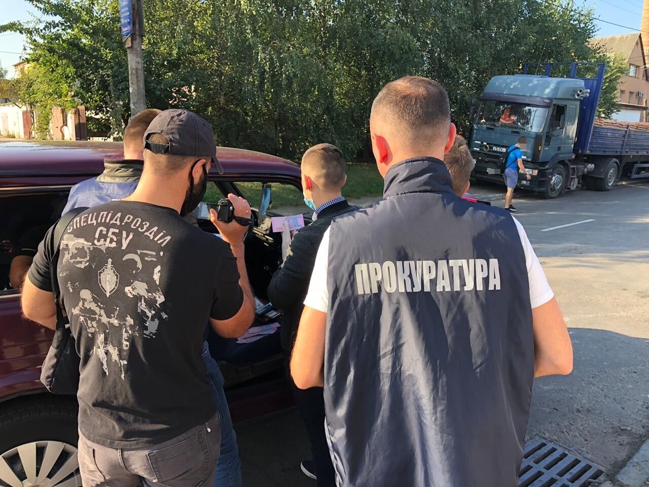 25 тис грн за оренду спецтехніки - на хабарі затримали працівника ДСНС на Рівненщині (ФОТО)