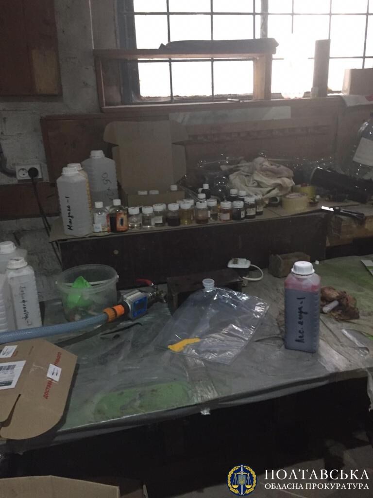 На Полтавщині припинено діяльність підпільного цеху – вилучено понад 800 літрів незаконно виготовленого алкоголю (ФОТО)
