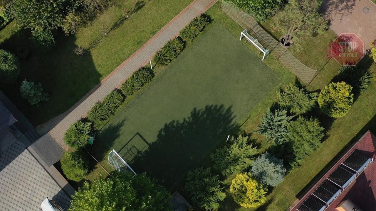  Футбольне поле на території маєтку Жмаків у Гореничах. Фото: СтопКор