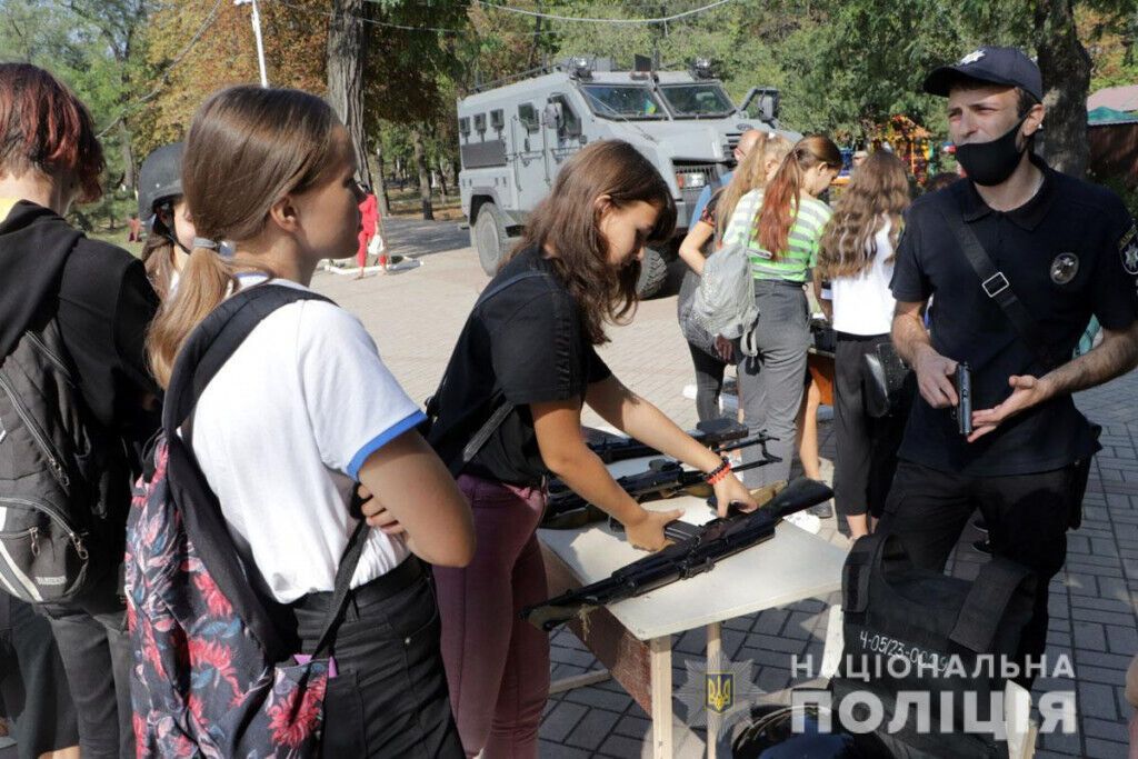 Поліція Донеччини запрошує школярів обрати професію поліцейського