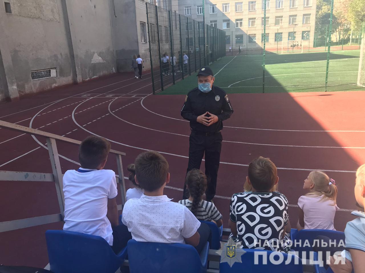 Одеські поліцейські розповіли школярам про нагальні проблеми у підлітковому середовищі та шляхи їх вирішення