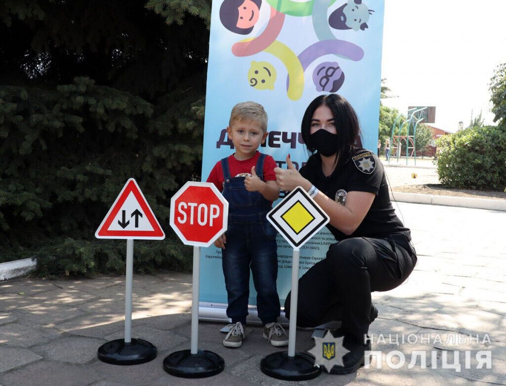 Дорожня безпека: поліція Донеччини допомагає робити дітей видимими для водіїв