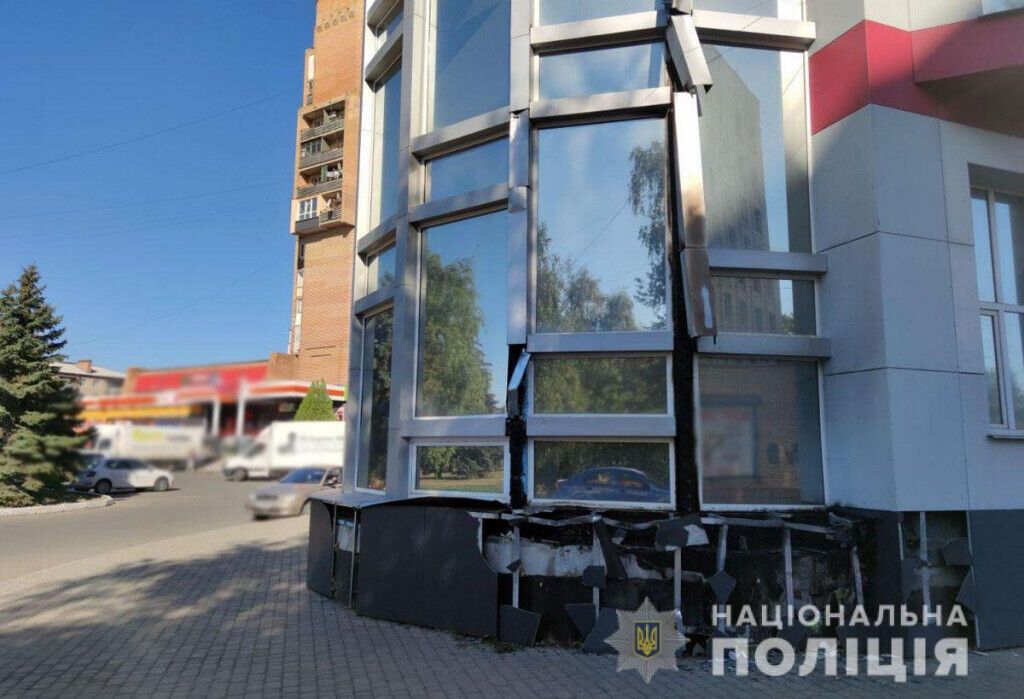 Поліцейські встановили особу, яка скоїла підпал будівлі у центрі Слов'янська