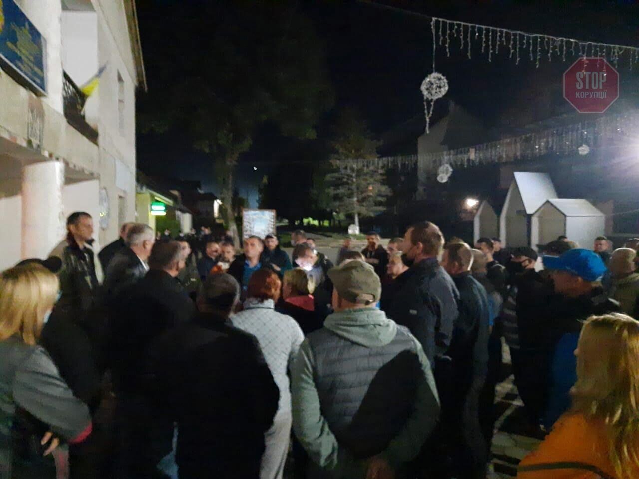  У Славському громада виступає проти усунення головою ОТГ Бегою конкурентів на виборах. Фото: СтопКор.