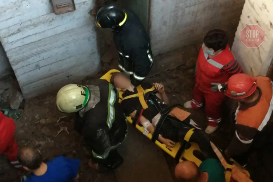 На Дніпропетровщині дитина впала в підвал покинутої шахти (фото)