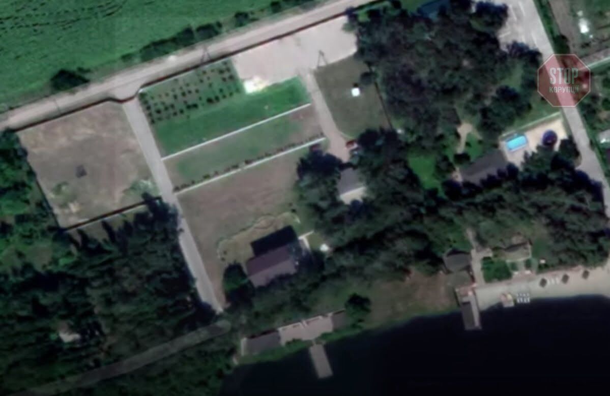  Будівля розташована на 2,5 га території Фото: СтопКор