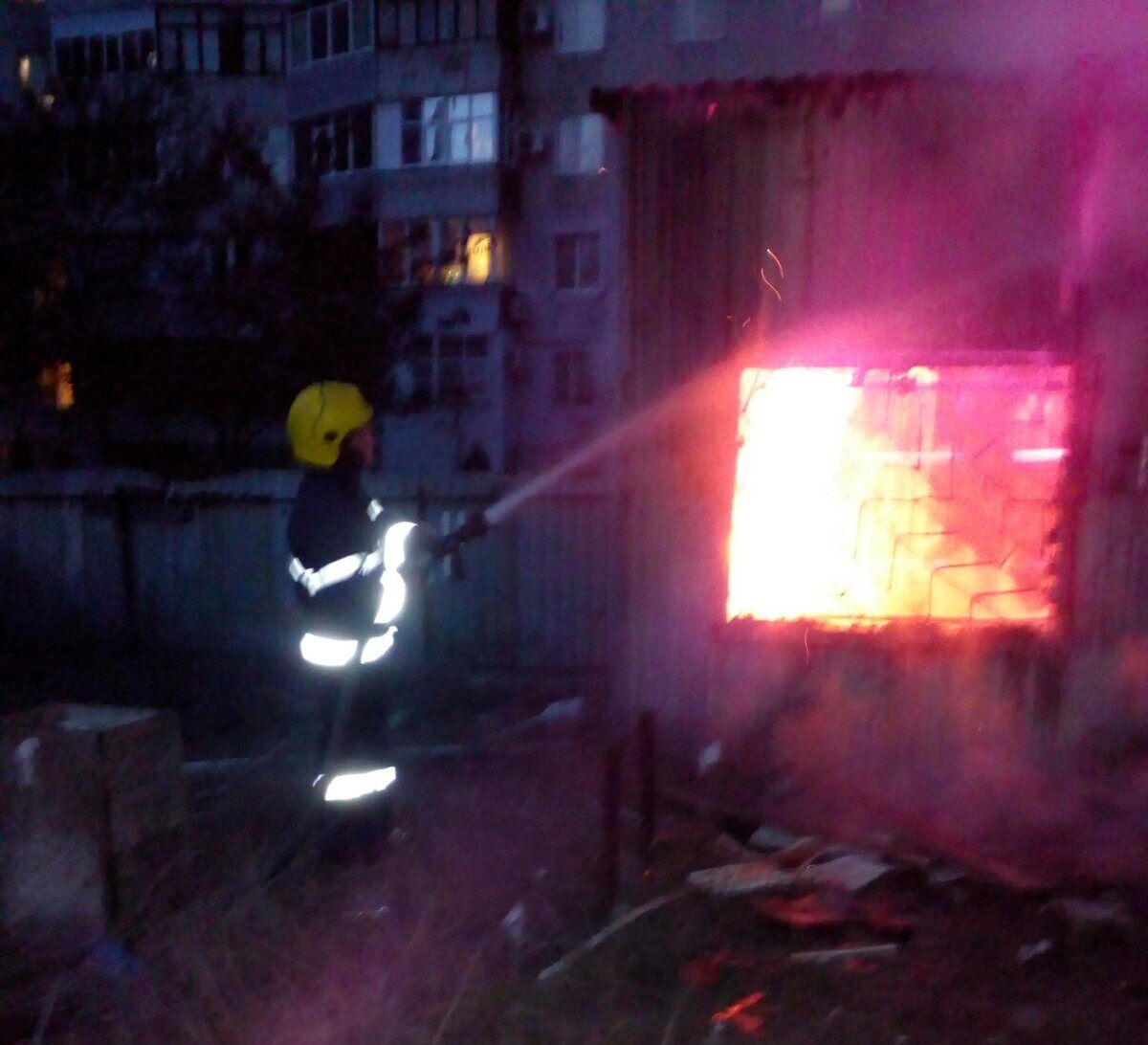 Херсонська область: новокаховські рятувальники гасили палаючий металевий вагончик