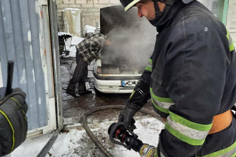 м. Дніпро: ліквідовано пожежу автомобіля на території приватного домоволодіння