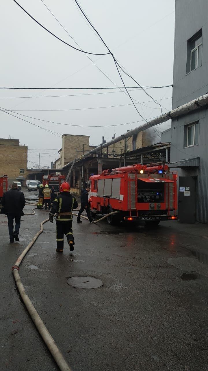 м. Київ: рятувальники ліквідували пожежу в офісно-складській будівлі