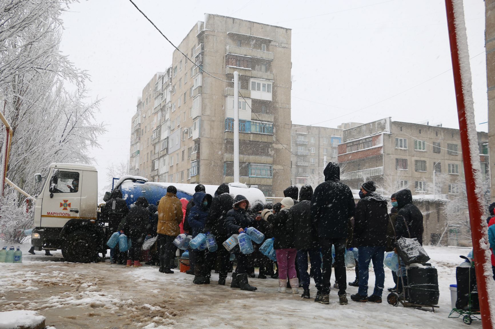 Рятувальники Донеччини продовжують надавати допомогу населенню з підвозу води у м. Торецьк