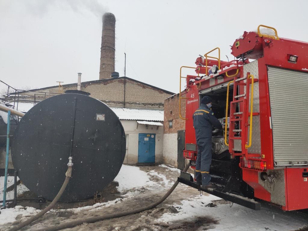 Рятувальники Донеччини продовжують надавати допомогу населенню з підвозу води у м. Торецьк