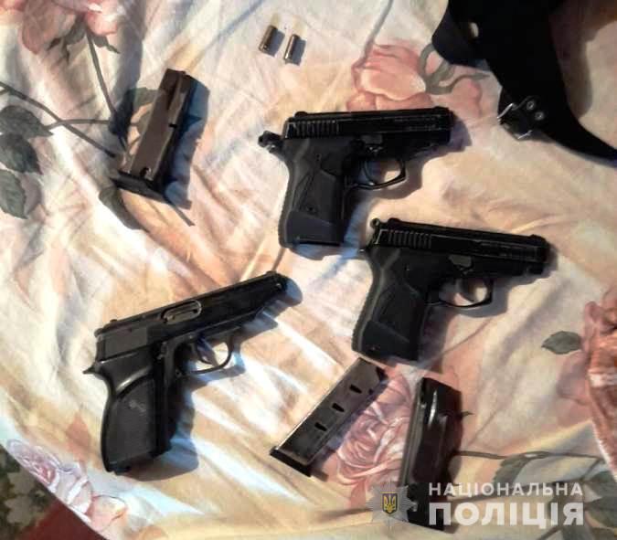 Поліцейські вилучили у мешканця Білгорода-Дністровського зброю та наркотики