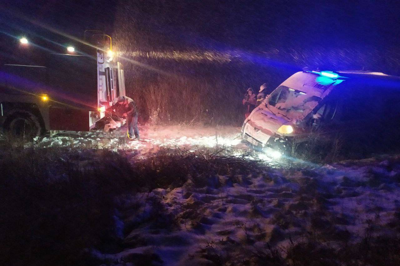 Харківська область: рятувальники допомогли витягти автомобіль швидкої з кювету (ВІДЕО)