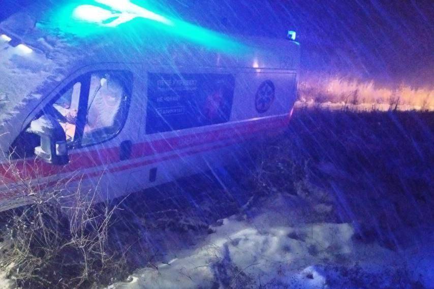 Харківська область: рятувальники допомогли витягти автомобіль швидкої з кювету (ВІДЕО)