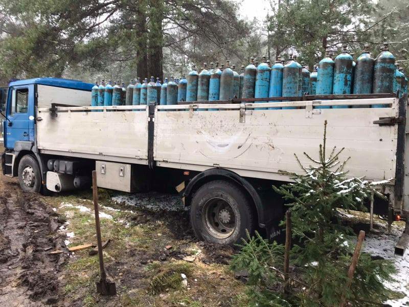 На Львівщині рятувальники відбуксирували автомобіль, що здійснював довіз кисневих балонів до лікарні