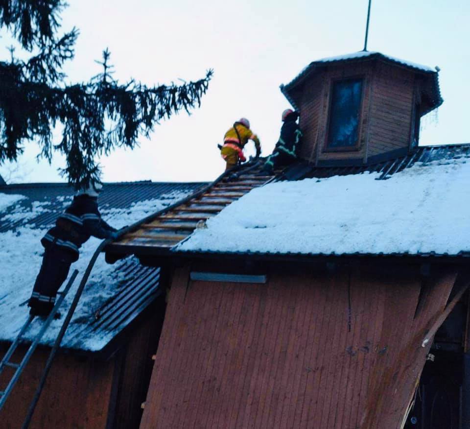 Львівська область: вогнеборці ліквідували пожежу в каплиці