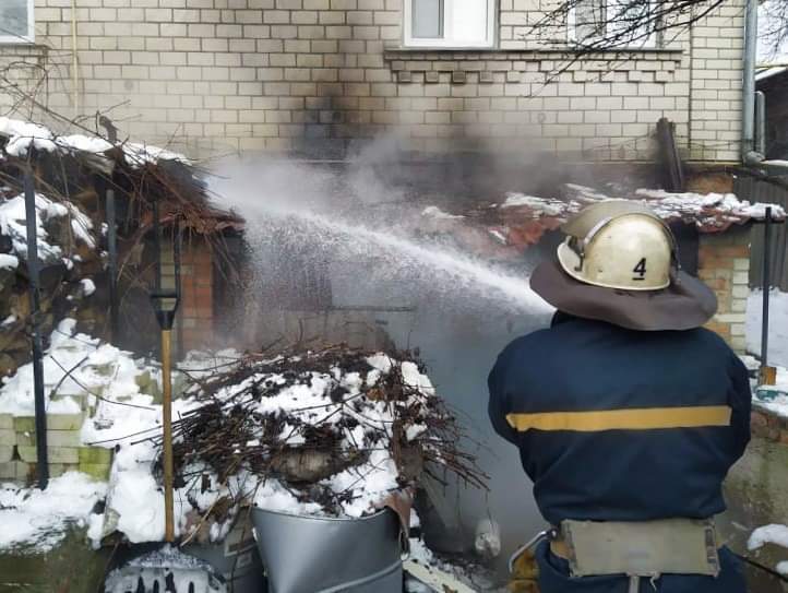 м. Вінниця: рятувальники запобігли перекиданню вогню на житловий будинок