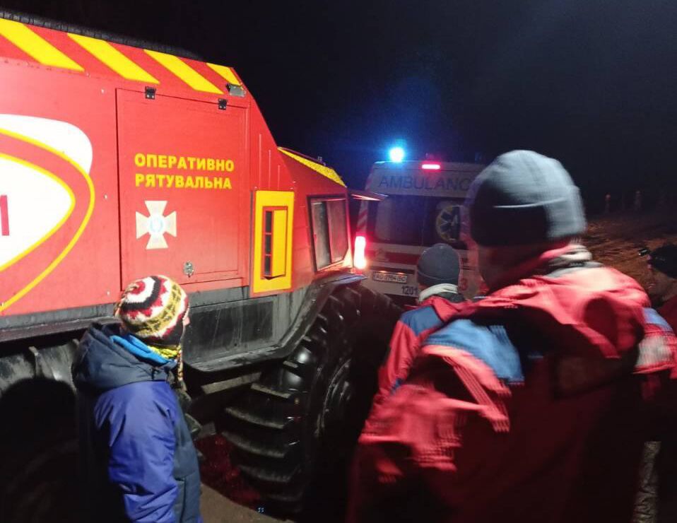 Закарпаття: гірські рятувальники надавали допомогу травмованій туристці з Херсона