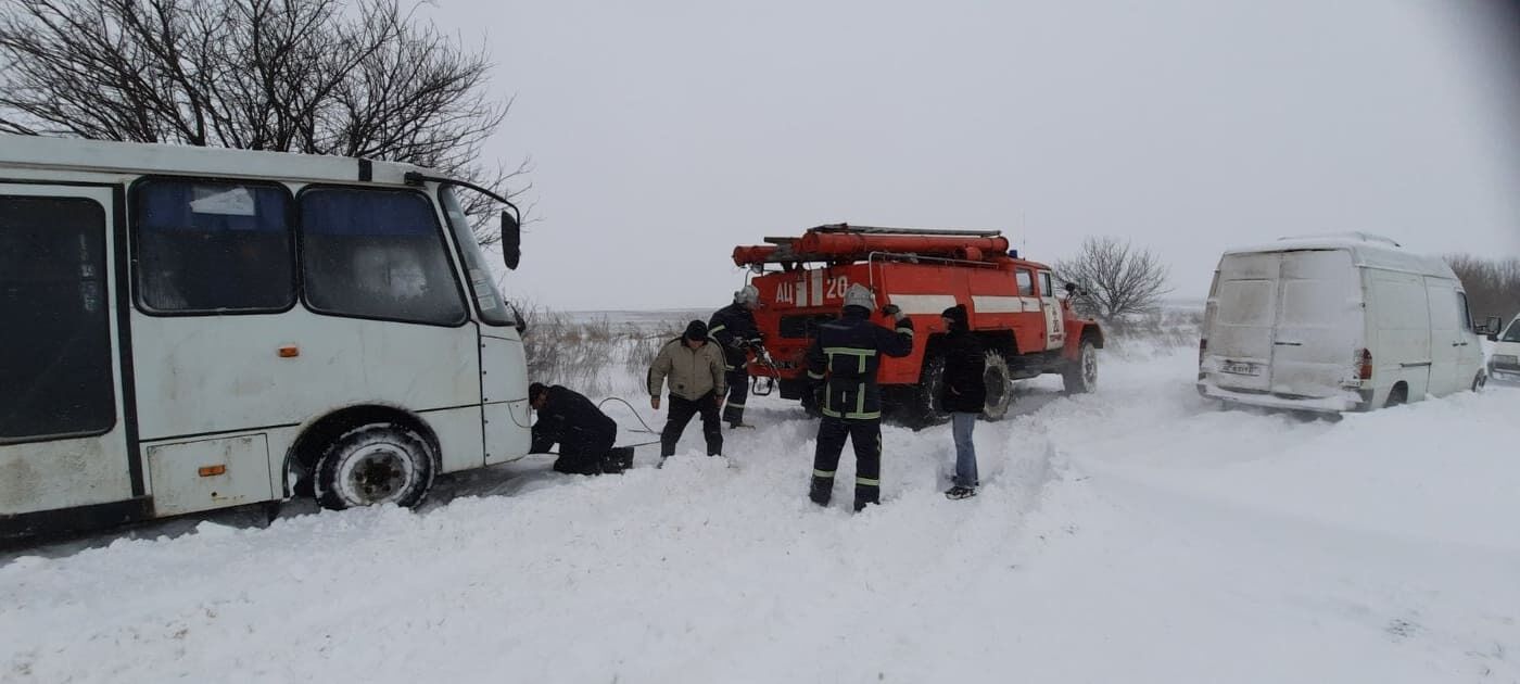 Волинські рятувальники вивільнили зі снігового замету дві транспортні одинці, зокрема і рейсовий автобус з 10 пасажирами