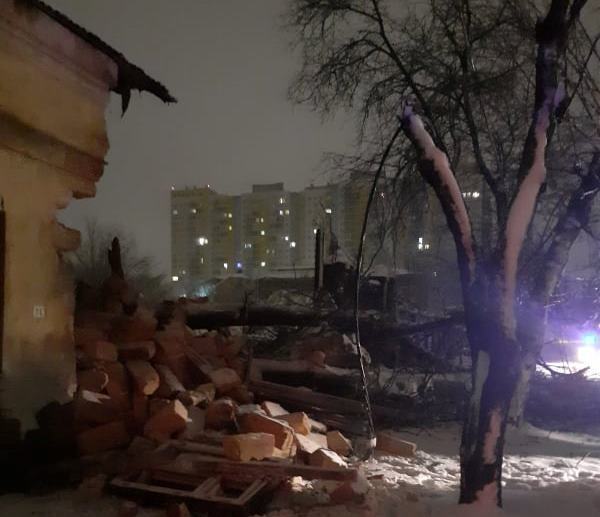 м. Одеса: рятувальники прибрали дерево, яке впало на житловий будинок