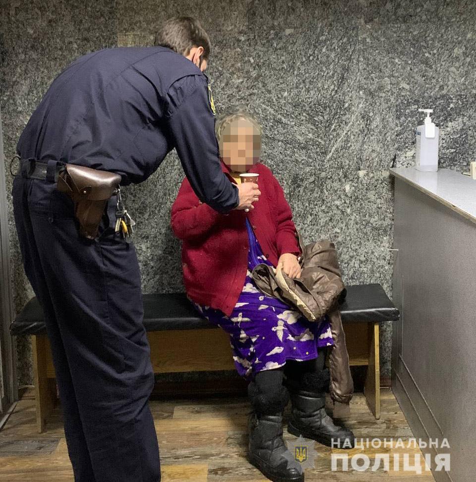 На Дніпропетровщині поліцейські повернули додому двох стареньких бабусь, які загубилися у місті
