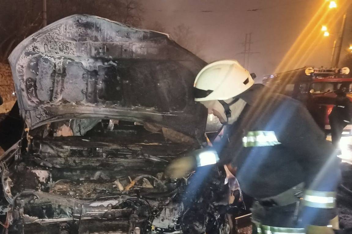 м. Харків: рятувальники ліквідували пожежу в автомобілі, що загорівся у результаті ДТП