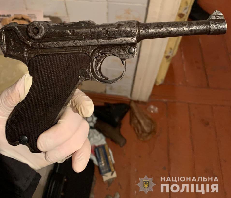Поліція шукала у мешканця Слов’янська наркотики, а знайшла ще й арсенал