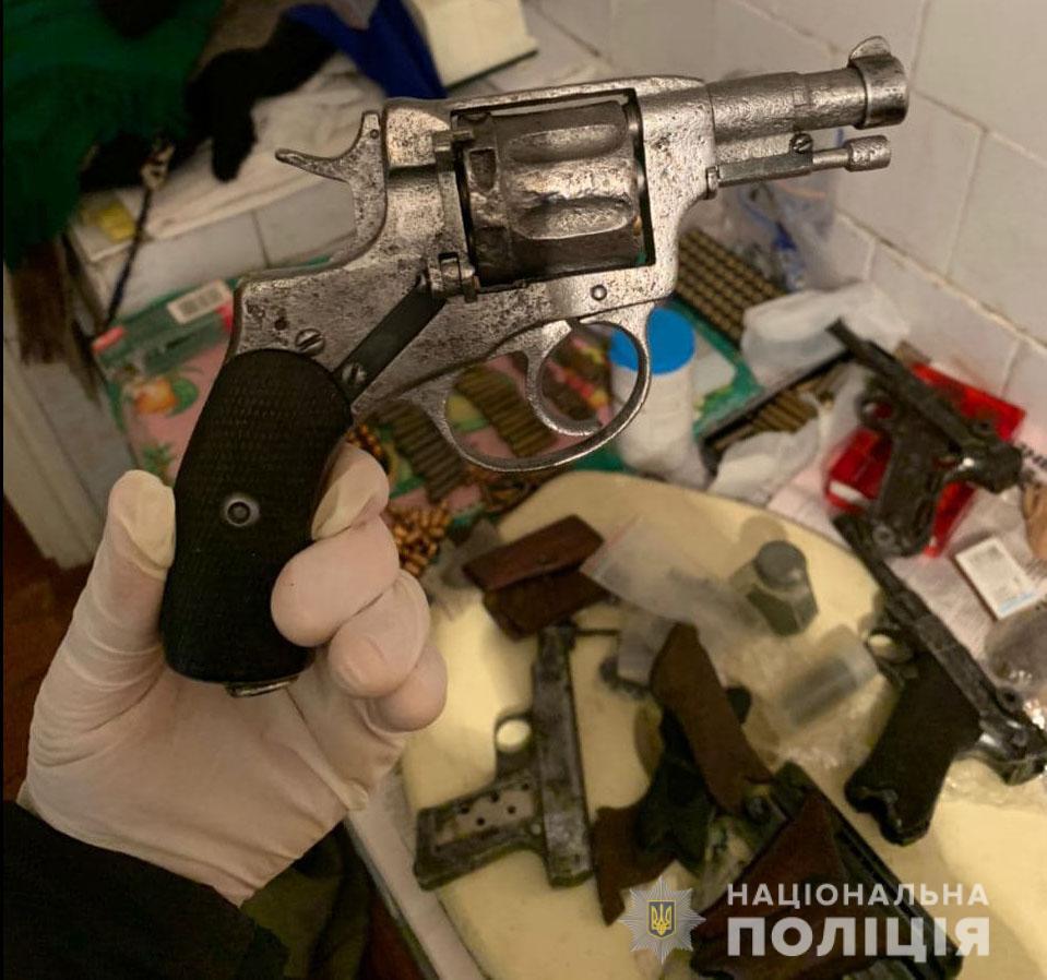 Поліція шукала у мешканця Слов’янська наркотики, а знайшла ще й арсенал