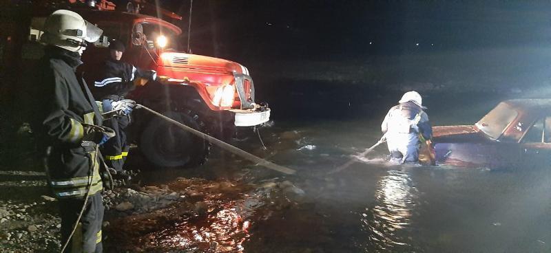 Івано- Франківська область: рятувальники відбуксирували автомобіль з річки на берег