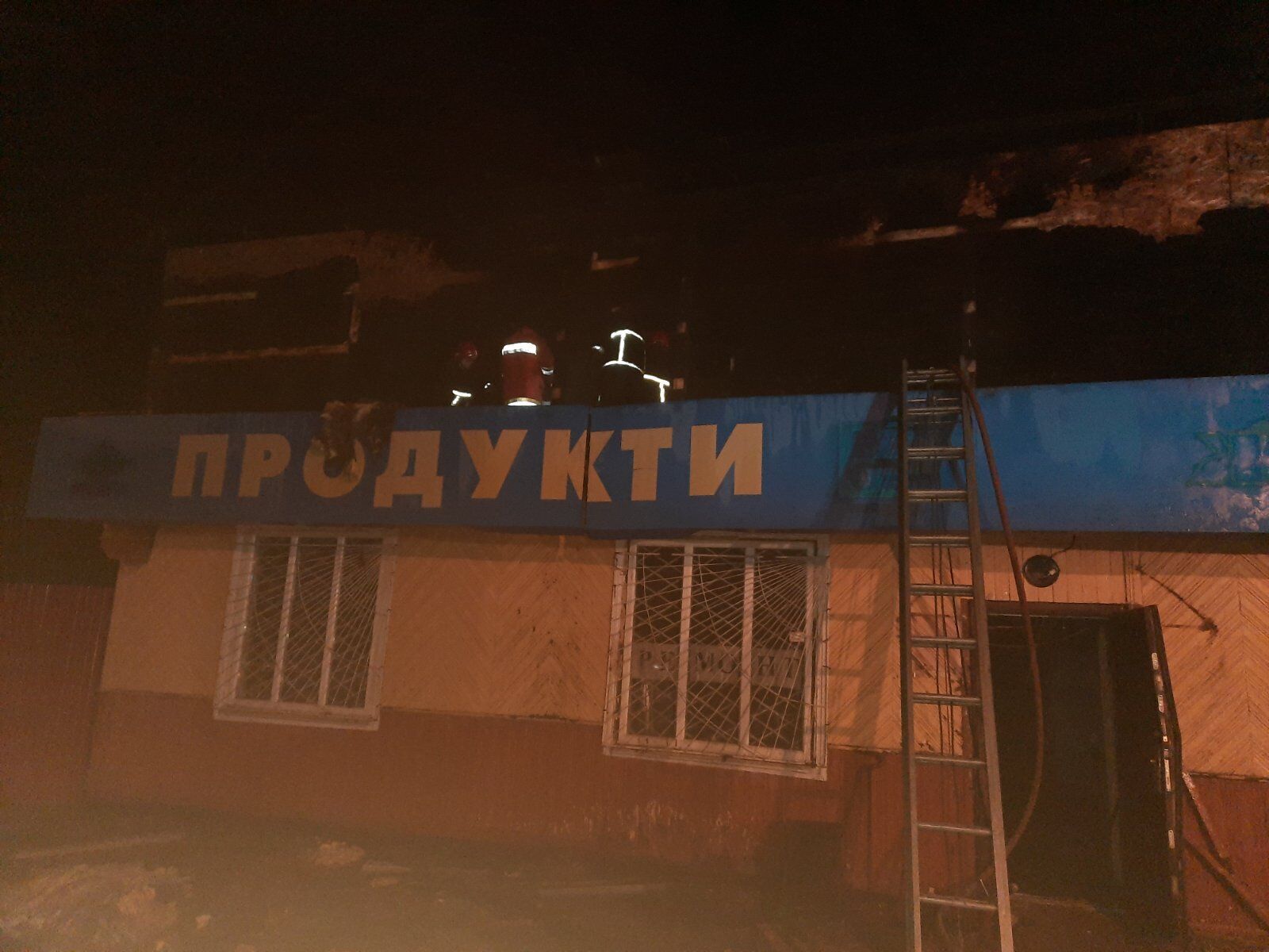 Житомирська область: поблизу Коростеня рятувальники гасили будівлю колишнього магазину
