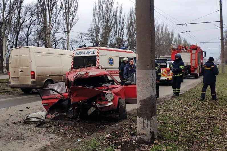 Дніпропетровська область: надзвичайники вивільнили двох постраждалих з металевих конструкцій автомобіля