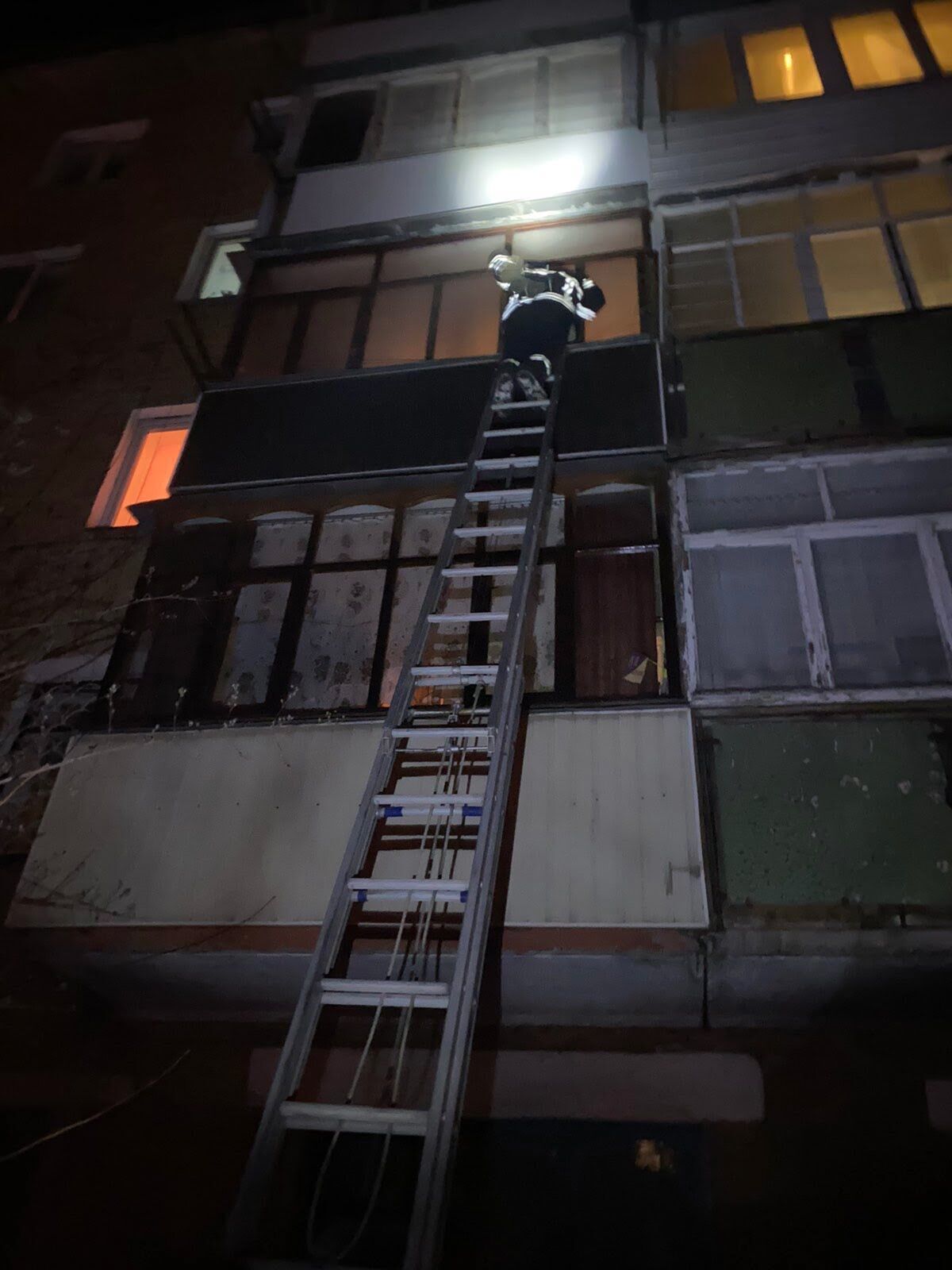 Черкаська область: рятувальники допомогли дівчині, яка випадково зачинилася на балконі