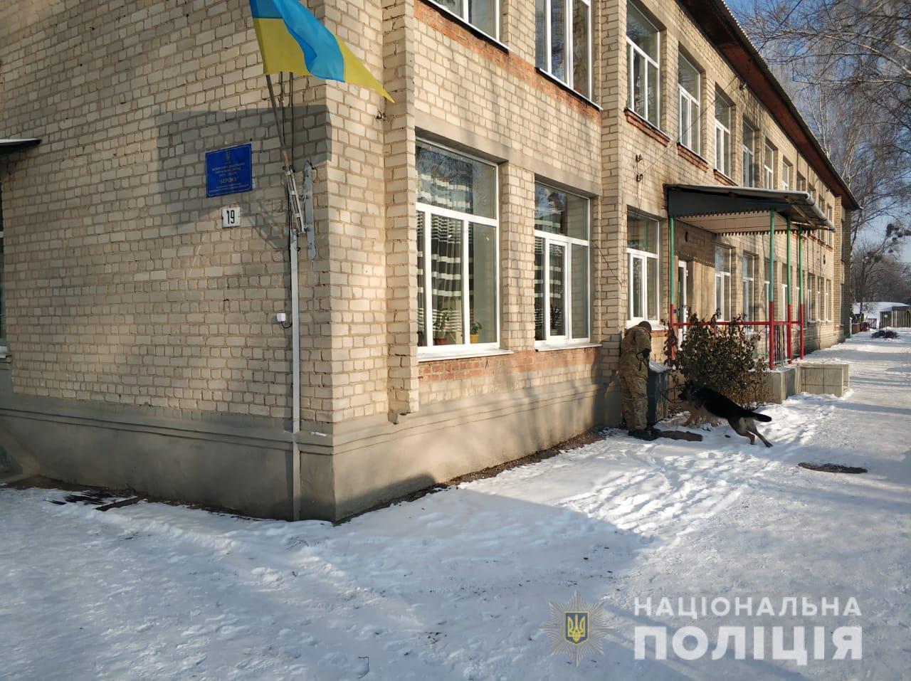 Поліцейські оперативно затримали чоловіка, який повідомив про замінування шести установ в одному з райцентрів Харківщини