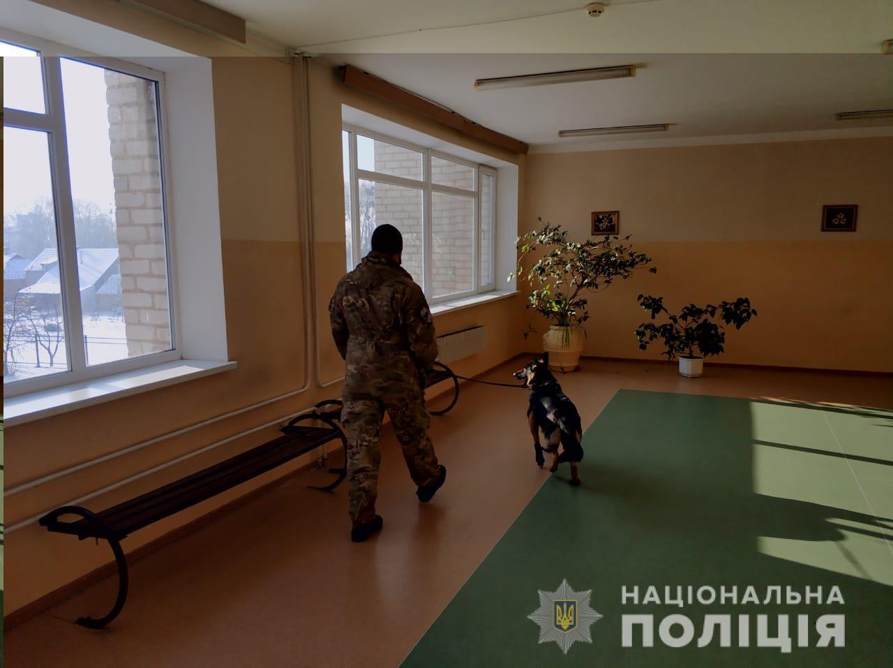 Поліцейські оперативно затримали чоловіка, який повідомив про замінування шести установ в одному з райцентрів Харківщини