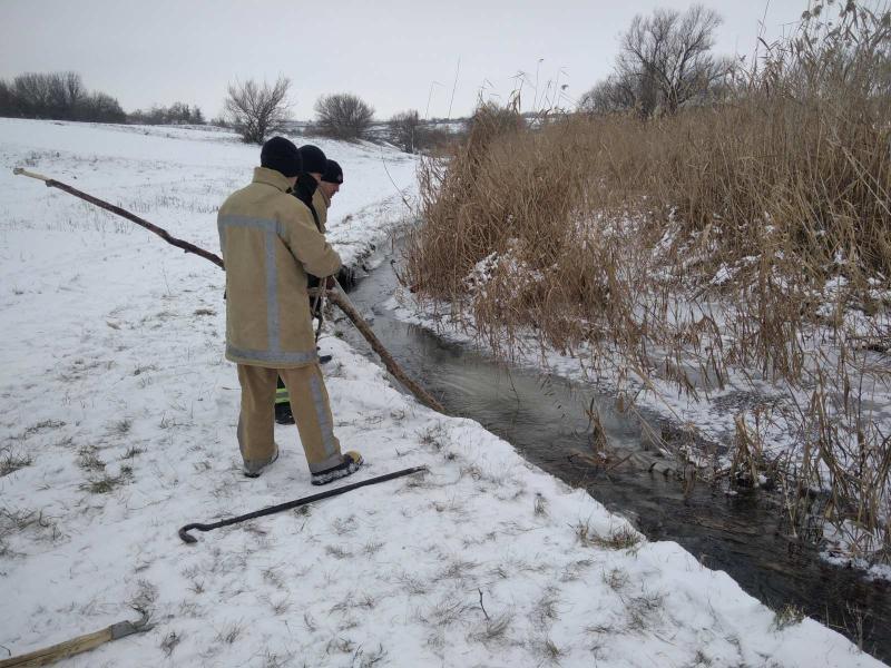 Кіровоградська область: рятувальники надали допомогу по вилученню тіла загиблого чоловіка з водойми